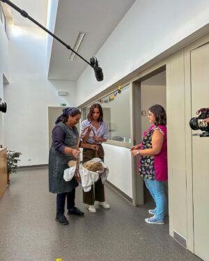 Vera Kolodzig Instagram - Ontem emocionei-me a ver o Missão 100% Português na @rtppt . Fui muito feliz a gravar este programa - aprendi muito não só sobre o país mas sobre mim também. No episódio de ontem passei por uma das situações que mais me tocou ao longo destas 4 (ou serão 5? 🤔) temporadas: fui visitar um lar de idosos em Castro Laboreiro. Deparei-me com a dor da velhice, com a sensação da espera por nada, com as limitações de corpos cansados e de cabeças que não acompanham. Deparei-me com a minha própria vida que segue em frente sem me lembrar das pessoas que estão nessa situação. Admirei-me com as pessoas que dedicam a sua vida a esta causa, que se entregam para proporcionar uma vida mais preenchida a estes idosos. Deparei-me com a dor da solidão e a necessidade de comunidades e redes de apoio, não só para os mais velhos mas para qualquer pessoa que viva só. Deparei-me com a falta de recursos financeiros para criar espaços mais apelativos e contratar pessoas. 
Tenho muito orgulho em apresentar este programa! Não só pelo carácter didático, por fomentar o orgulho que devemos ter no nosso país, mas também por trazer consciência a certas causas (como a falta de artesãos para prosseguir com tradições ou neste caso a falta de apoios a pequenas comunidades rurais). Ontem foi um episódio com muita emoção: desde um salto de fé no meio do Gerês até ao amassar do pão num antigo forno comunitário, passando por momentos de pura amizade e cumplicidade com o meu querido @joaopaulorodrigues.oficial . Espero que vocês sejam tão felizes a ver este programa como eu sou feliz a gravá-lo. ❤️
.
.
.
@missaoportugues @rtpplay 
#missao100portugues #castrolaboreiro #geres #joaopaulorodrigues #rtp #rtpplay #portugal #altominho