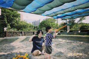 Vera Yen Instagram - ：
想想生孩子這趟旅程
就像受邀登上宇宙戰艦
來到充滿未知的遠方星球

在這個陌生世界
我見著了最美麗的生命
也見識到幸福如何凝結成淚水

雖然短期內回不去地球
再也當不了青春少女
在被叫媽媽的同時
還時常想起自己的母親
但我還是慶幸此時此刻
正有一個生命視我為全世界的依戀
將自己交由我來圈養

🐣🐥🐤🧡

是說流日又開啟容易生子的6-59通道
一路開通到28號の上午之前，
想登上宇宙戰艦的朋朋，
走過路過不要錯過✨✨✨
⚠️配備尚未齊全，
對地球依然充滿眷戀的朋朋，
也請做好安全措施。