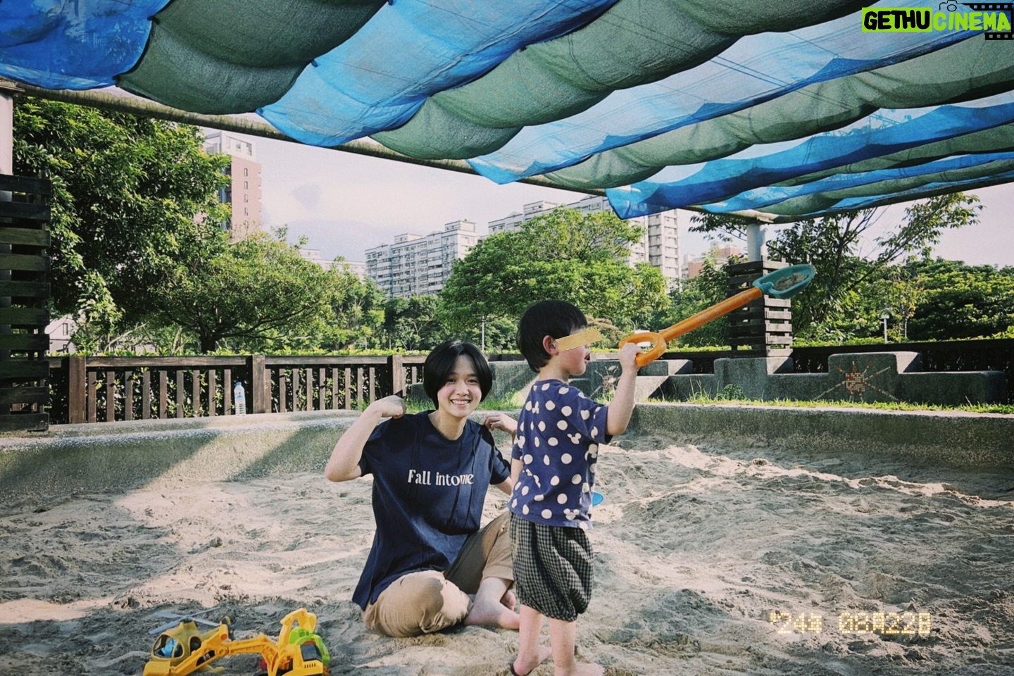 Vera Yen - 2.5K Likes - :
想想生孩子這趟旅程
就像受邀登上宇宙戰艦
來到充滿未知的遠方星球
在這個陌生世界
我見著了最美麗的生命
也見識到幸福如何凝結成淚水
雖然短期內回不去地球
再也當不了青春少女
在被叫媽媽的同時
還時常想起自己的母親
但我還是慶幸此時此刻
正有一個生命視我為全世界的依戀
將自己交由我來圈養
🐣🐥🐤🧡
是說流日又開啟容易生子的6-59通道
一路開通到28號の上午之前,
想登上宇宙戰艦的朋朋,
走過路過不要錯過✨✨✨
⚠️配備尚未齊全,
對地球依然充滿眷戀的朋朋,
也請做好安全措施。