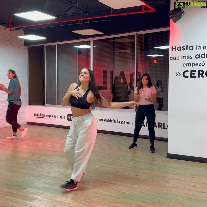 Verónica Álvarez - 8.4K Likes - Agosto 🫶🏼
La última foto representa cómo me va sorprendiendo la vida últimamente 🤣♥️
1. Matri de película de Palito y Fran
2. Lo que va sonando en mi corazón últimamente
3. Que lindo es aprender de ti @vivi_gabel . Clase privada desde Londres!
4. Amigos bonitos, los quiero 🫶🏼
5. Enamorada de dos chicos ♥️
6. Que rico se sintió bailar esta canción
7. De paso por la TV peruana, ya sé cómo se hace un tamal 🤣
8. Dream Team, seguimos creciendo!
9. Las amo mis Vanilla hermosas 🍦🍦🍦
10. Esta descripción te la dejo a ti 🤣