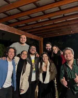 Verónica Álvarez Instagram - Agosto 🫶🏼

La última foto representa cómo me va sorprendiendo la vida últimamente 🤣♥️

1. Matri de película de Palito y Fran 
2. Lo que va sonando en mi corazón últimamente 
3. Que lindo es aprender de ti @vivi_gabel . Clase privada desde Londres!
4. Amigos bonitos, los quiero 🫶🏼
5. Enamorada de dos chicos ♥️
6. Que rico se sintió bailar esta canción 
7. De paso por la TV peruana, ya sé cómo se hace un tamal 🤣
8. Dream Team, seguimos creciendo!
9. Las amo mis Vanilla hermosas 🍦🍦🍦
10. Esta descripción te la dejo a ti 🤣