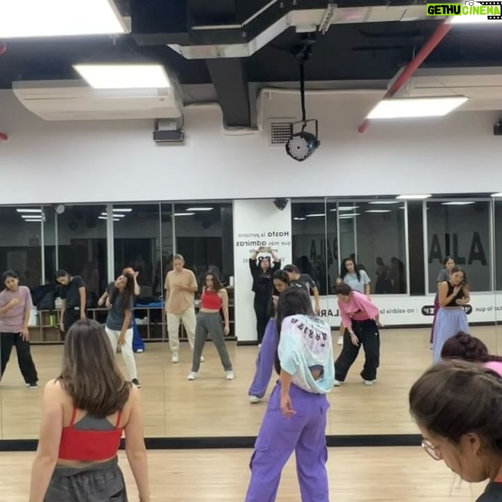 Verónica Álvarez - 8.4K Likes - Agosto 🫶🏼
La última foto representa cómo me va sorprendiendo la vida últimamente 🤣♥️
1. Matri de película de Palito y Fran
2. Lo que va sonando en mi corazón últimamente
3. Que lindo es aprender de ti @vivi_gabel . Clase privada desde Londres!
4. Amigos bonitos, los quiero 🫶🏼
5. Enamorada de dos chicos ♥️
6. Que rico se sintió bailar esta canción
7. De paso por la TV peruana, ya sé cómo se hace un tamal 🤣
8. Dream Team, seguimos creciendo!
9. Las amo mis Vanilla hermosas 🍦🍦🍦
10. Esta descripción te la dejo a ti 🤣