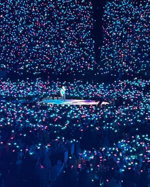 Veronica Ferres Instagram - Gestern Abend waren wir beim @coldplay-Konzert in München. 🎤
 
Und wow! Was für ein Konzert. 
 
Chris Martin, Jonny Buckland, Guy Berryman und Will Champion haben nicht nur ein unglaubliches Talent, sondern schaffen es auch, große Emotionen ins Stadion zu bringen. Und Gänsehaut hatten wir mehr als nur einmal.
 
Der Abend ist ein echtes Highlight voll unvergesslicher Momente. 
 
Was ist euer Lieblingslied von Coldplay? 
 
#coldplay #konzert #münchen