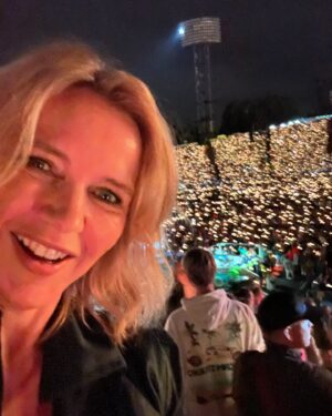 Veronica Ferres Instagram - Danke @coldplay für diese atemberaubende Show! Bei strömenden Regen 🌧️, zwei Stunden zu performen, war der absolute Wahnsinn. 😍 #chrismartin und seine Band haben München gerockt, was ein toller Abend! 🙏🏼🎶 

#coldplay #coldplaymunich