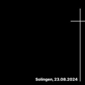 Veronica Ferres Instagram - Solingen ist meine Heimatstadt. Ich bin dort geboren, zur Schule gegangen und aufgewachsen. Ein Teil meiner Familie lebt dort. So viele liebe Menschen, die mir nahe stehen wohnen dort.

Die Nachricht vom Anschlag auf das Stadtfest, bei dem ich als Ehrengast eingeladen war, hat mich sehr erschüttert. 

Meine Gedanken sind gerade bei all jenen, die mit Freude und Unbeschwertheit feiern wollten und stattdessen Opfer einer unfassbaren Gewalttat wurden. 

Ich bete für all die Opfer sowie ihre Angehörigen und all die Verletzten, dass sie es schaffen werden.🙏🏼

Mein großen Respekt und Bewunderung an alle die Rettungskräfte, die in all den Stunden nach dem Angriff im Einsatz sind.

In Momenten wie diesen fühlt man sich alleine oft machtlos und enttäuscht von einer Welt, die so viel Hass und Zerstörung in sich birgt. Doch dann erinnere ich mich daran, dass es in unserer Stärke liegt, zusammenzustehen. Dass wir lernen müssen, in Gemeinschaft zu leben, füreinander da zu sein, und unermüdlich gegen Hass und Intoleranz anzukämpfen. 🙏🏼

#solingen
