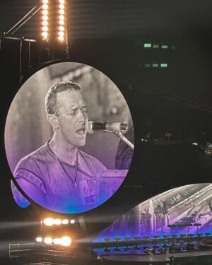 Veronica Ferres Instagram - Gestern Abend waren wir beim @coldplay-Konzert in München. 🎤
 
Und wow! Was für ein Konzert. 
 
Chris Martin, Jonny Buckland, Guy Berryman und Will Champion haben nicht nur ein unglaubliches Talent, sondern schaffen es auch, große Emotionen ins Stadion zu bringen. Und Gänsehaut hatten wir mehr als nur einmal.
 
Der Abend ist ein echtes Highlight voll unvergesslicher Momente. 
 
Was ist euer Lieblingslied von Coldplay? 
 
#coldplay #konzert #münchen