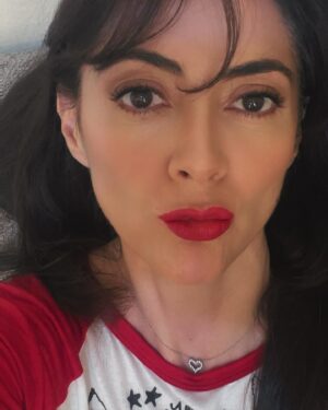 Verónica Jaspeado Instagram - Es viernes y el puerco lo sabe 🐷🦋🥳así q dale a tu puerco alegría macarena 🧚🏾‍♂️