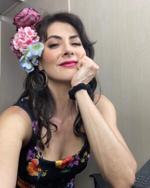 Verónica Jaspeado Instagram - Hoy es un cumple muy especial. 
Con franqueza los cumpleaños me sobrepasan un poco. Pero hoy quiero expresar que me siento profundamente afortunada por tanta gente tan bella de adentro hacia afuera con quienes comparto mi día a día. Me siento también con mucho amor onírico a las personas que me escriben en redes y me dejan conocerles un poquito. De verdad, les quiero ! Y les deseo que su buena vibra se les multiplique y sus vidas estén llenas de bendiciones. No se pueden cumplir 51 sin golpes bajos y tremendas revolcadas de olas interminables. Pero el faro de luz siempre en tierra firme, mostrándome hacia donde voy, recordándome quién soy. Yo no sería la misma si no fuese por tanta gente que me ha rozado e impregnado su magia, su luz… Son tantas personas que me desbordo en llanto y plenitud 🦋🩵🙏🏼 #feelinggreatful 
And now.. let’s rock b*tches! 👨🏼‍🎤