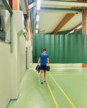 Veronica Verho Instagram - Uusi tukka ja murskatappio sulkapallossa pikkuveljelle. 🏸Viikonloppuna pääsin nautiskelemaan ihanaan @kbctaproom pop-upiin, jonka @fromturkuwithlove oli taikonut! Saatiin tatska valmiiksi ja tänään pääsin keräämään karhunvatukoita mummin takapihalle. Kivoja päiviä! 🥰