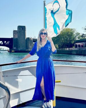 Veronika Mindal Instagram - Every summer, I make it a tradition to visit Chicago—my favorite city in America. My top five favorite  are San Diego, Chicago, Washington, D.C., Hawaii, and New Orleans. While everyone rushes to the crowded, tourist-filled streets of Los Angeles, New York, and Miami, these cities don’t truly capture the soul of America. I highly recommend exploring my list for a more authentic experience. 
.
.
.
Dress by @theory__ 
.
.
.
.
#actress #model #maturemodel #singer #songwriter #Hollywood #LosAngeles #NewYork #Paris #Milan #Ukraine #talent #artist #Instagram #Instastyle #tattooedgirl #Insta #vogue #style #outfit #fashioninspiration #fashion #design #fashiondesign  #veronikamindal