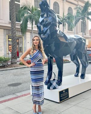 Veronika Mindal Instagram - Exploring the iconic Rodeo Drive in this Guess Mission-style dress, feeling all kinds of inspired. 🐺 Behind me is a striking wolf sculpture, part of the latest art installation bringing wild energy to the city! Love how art and fashion blend seamlessly here in LA! ✨ #RodeoDrive #ArtMeetsFashion #GuessStyle
.
.
.
Dress by @guess 
Bag by @katespadeny 
Shoes  by @stevemaddeneu
.
.
.
.
Photo @tetyblizzart 
#elegantstyle #elegantfashion #elegantoutfit #elegance #classystyle #classy #classyfashion #oldmoney #oldmoneyaesthetic #oldmoneystyle #styleguide #styleblogger #outfitgram #styleinspo #fashioninspo #classicfashion 
#vogue #style #outfit #fashioninspiration 
#singer #actress #maturemodel #Fashion-influencer #Fashionblogger #veronikamindal