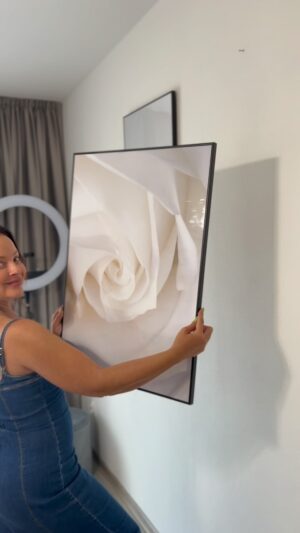 Veronika Nízlová Instagram - Chcete vkusne oživiť svoj interiér? 🤩Vďaka širokej ponuke motívov a vzorov od @mivalisk si môžete vybrať obraz, ktorý bude dokonale ladiť s vaším nábytkom a vkusom. Obrazy sú vytlačené na vysokokvalitné plátno, ktoré je natiahnuté na BLIND rám. Farby si zachovávajú svoju farebnosť a dlhodobo nevyblednú. 
Taktiež si môžete vybrať z elegantných rámov v čiernej, bronzovej, bielej alebo striebornej farbe. Ja som zvolila čierne. 
Vneste do svojho interiéru osobitosť a jedinečnosť pomocou plagátov. V ponuke nájdete širokú škálu motívov, ktoré môžete ľubovoľne kombinovať a vytvárať tak krásne sady.
Mám pre vás aj zľavový kód VEBI15 🫶🏼
Čo poviete, páči sa?🤍🙏🏻