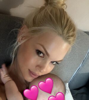 Vicky Kavoura Instagram - Στην τελευταία φωτογραφία,δεν μπορούσα καν να φανταστω την ολοκλήρωση των προηγούμενων..Γυναίκα,Μαμα,ευλογία.🙏🏽

 #momslife #momslivinghappy #🙏🏽