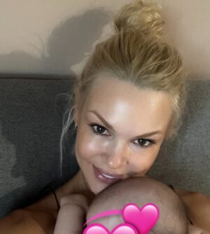 Vicky Kavoura Instagram - Στην τελευταία φωτογραφία,δεν μπορούσα καν να φανταστω την ολοκλήρωση των προηγούμενων..Γυναίκα,Μαμα,ευλογία.🙏🏽

 #momslife #momslivinghappy #🙏🏽