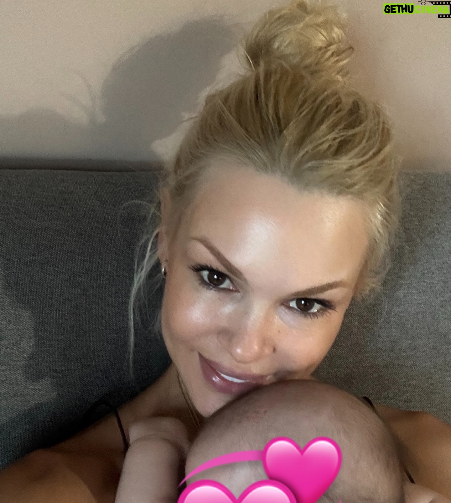 Vicky Kavoura - 4.8K Likes - Στην τελευταία φωτογραφία,δεν μπορούσα καν να φανταστω την ολοκλήρωση των προηγούμενων..Γυναίκα,Μαμα,ευλογία.🙏🏽
#momslife #momslivinghappy #🙏🏽