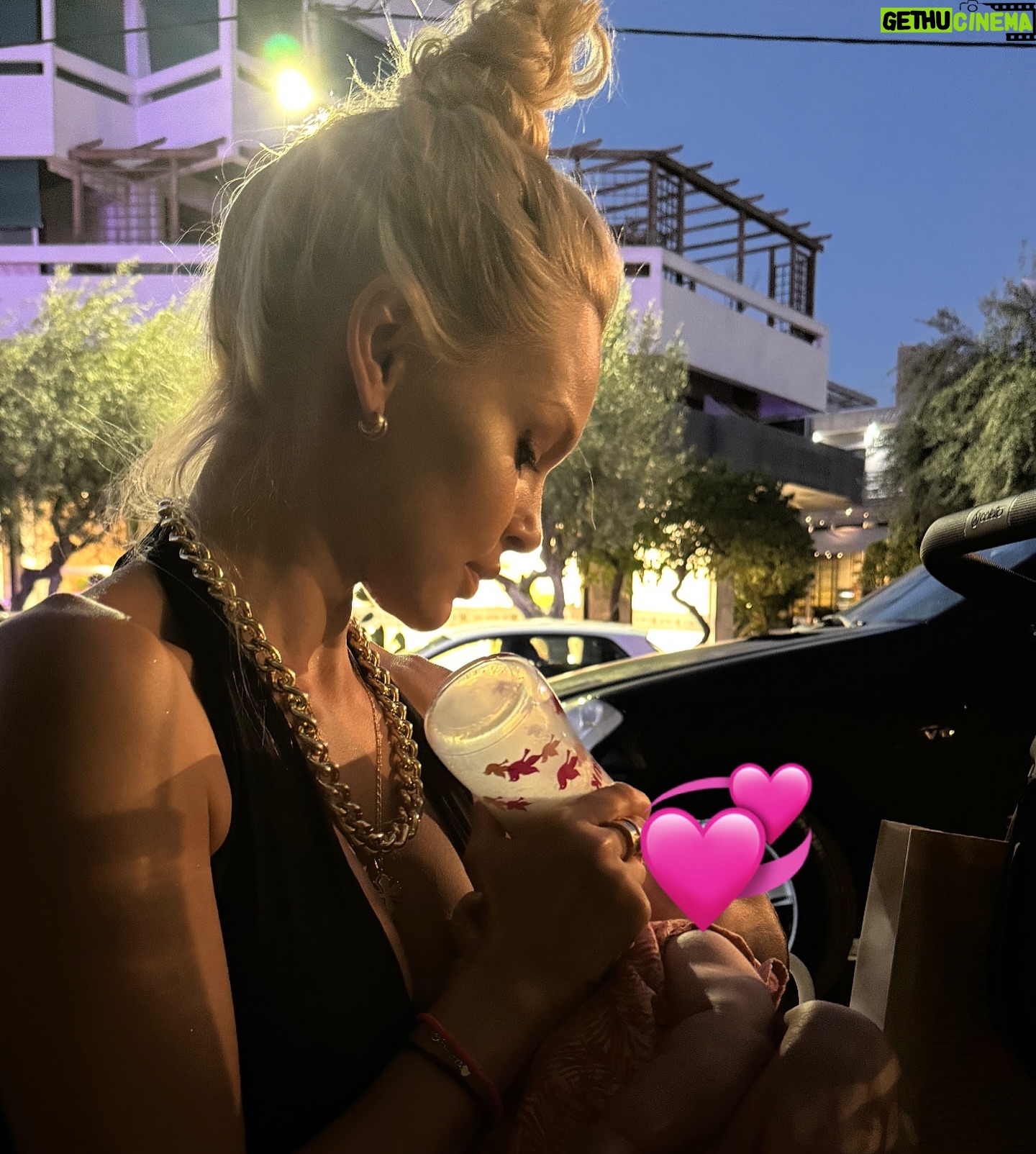 Vicky Kavoura - 4.8K Likes - Στην τελευταία φωτογραφία,δεν μπορούσα καν να φανταστω την ολοκλήρωση των προηγούμενων..Γυναίκα,Μαμα,ευλογία.🙏🏽
#momslife #momslivinghappy #🙏🏽