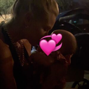 Vicky Kavoura Instagram - Στην τελευταία φωτογραφία,δεν μπορούσα καν να φανταστω την ολοκλήρωση των προηγούμενων..Γυναίκα,Μαμα,ευλογία.🙏🏽

 #momslife #momslivinghappy #🙏🏽