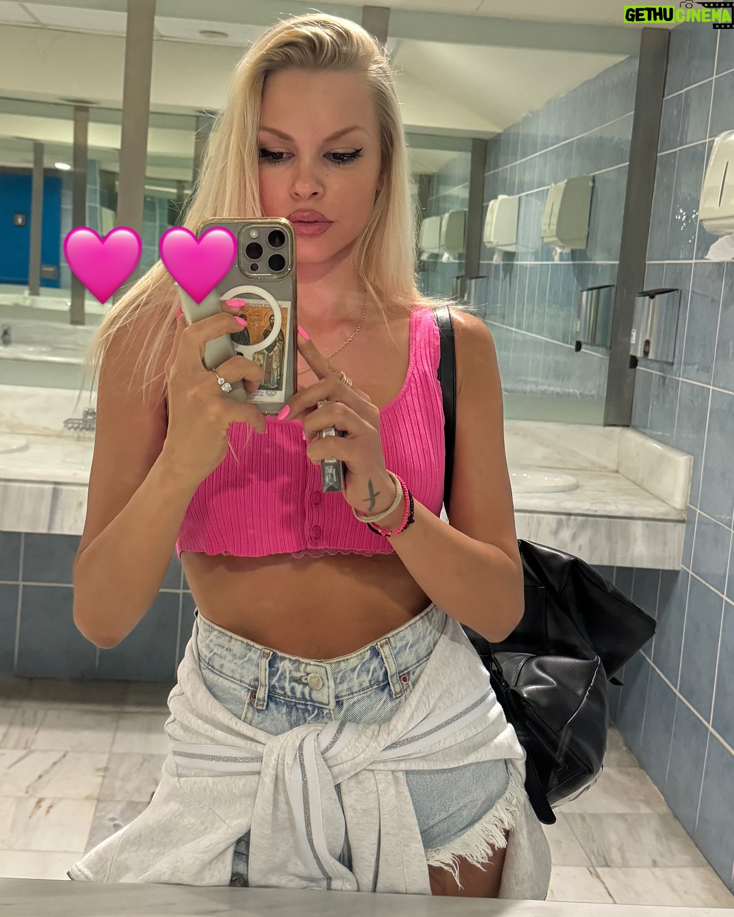 Vicky Kavoura - 7.4K Likes - ⭐️3⭐️