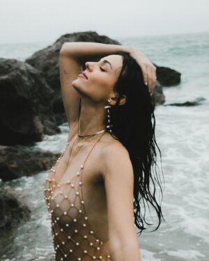 Victoria Justice Instagram - Expectations… VS. Reality 😆✨🌊
*stream Down if you don’t want to be devoured by the ocean like me 🙏🏼

📸: @danpopsd