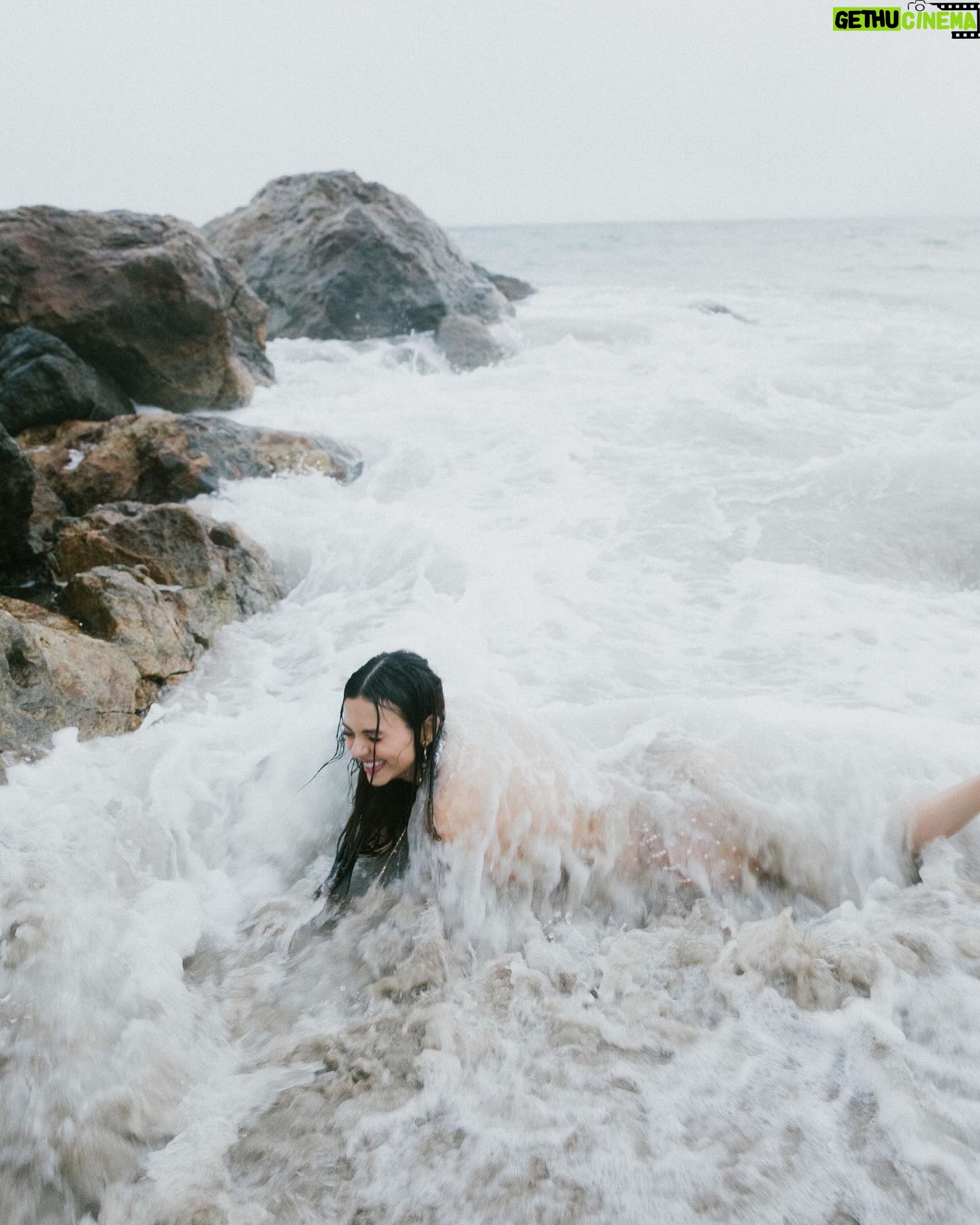 Victoria Justice - 487K Likes - Expectations… VS. Reality 😆✨🌊
*stream Down if you don’t want to be devoured by the ocean like me 🙏🏼
📸: @danpopsd