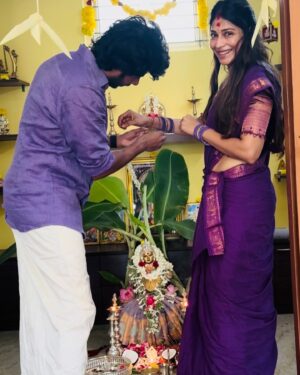 Vijayalakshmi Instagram - I chose purple for her. 
But No, I din plan on a purple party 😂. 
I Cudnt find the yellow saree I had in mind.
I just grabbed watveve I could and wore this. Hubby, like a good boy, got ready and showed up on time. Pooja done. 
When i was checking my phone for pics to upload, i realised all of us are in purple. Yaaaaay. They say, coincidences are hints from the Universe 🫶
Now, you my beautiful people live big. 
Love bigger. 
Happy Varalakahmi Vradham #we3 #vibed #together 🥰
#LIVING #celeberatingLIFE #higherself #highervibrations
