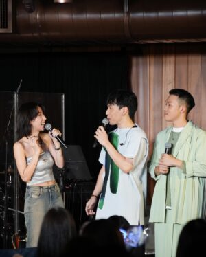 Vincy Chan Instagram - 今次真係好難忘，去左Pandora band房打躉咗兩日😊

好記得on show前大家時間都比較緊迫
經過一番WhatsApp嘅討論之後
Tony話其實如果你有時間可以過嚟夾吓喎
我就話好啊就今晚la😂
於是就通頂去咗佢哋嘅band房夾歌，度和音，分段。
夾到凌晨兩點幾我話我開始肚餓，不如食啲甜品休息一下先🫢
跟住就同被迫夜麻麻食甜品嘅Tony傾下偈la
我話今次真係第一次，我係chill club on show前同合作單位喺Band 房Rehearsal一次 
我覺得好好啊，大家可以熟練啲又可以默契好啲，好開心佢哋唔吝嗇自己嘅時間同埋心機一齊做好佢。
然后Tony講咗句說話really touches me 
佢話：我個心態係加多1分就多1分
So true !!!! 
有時自己做嘢都好chur好想盡能力做好佢，但係有時都會擔心人哋覺得太認真啦🫢
所以我聽到呢句說話真係覺得u know me man🙌🏻 😂😂😂 

仲有多謝Joey哥 @gtr_joey_tang 改編嘅登陸我的潘朵拉，好鍾意🤍!

Happy Collab @pandorahk_official 
你哋咁好玩又好笑又gum叻點得㗎？
係咪可以多啲過嚟食甜品玩下音樂呢🤣

Hair @myos_zivyeung 
Make up @melodychiumakeup 
Outfit @diesel