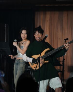 Vincy Chan Instagram - 今次真係好難忘，去左Pandora band房打躉咗兩日😊

好記得on show前大家時間都比較緊迫
經過一番WhatsApp嘅討論之後
Tony話其實如果你有時間可以過嚟夾吓喎
我就話好啊就今晚la😂
於是就通頂去咗佢哋嘅band房夾歌，度和音，分段。
夾到凌晨兩點幾我話我開始肚餓，不如食啲甜品休息一下先🫢
跟住就同被迫夜麻麻食甜品嘅Tony傾下偈la
我話今次真係第一次，我係chill club on show前同合作單位喺Band 房Rehearsal一次 
我覺得好好啊，大家可以熟練啲又可以默契好啲，好開心佢哋唔吝嗇自己嘅時間同埋心機一齊做好佢。
然后Tony講咗句說話really touches me 
佢話：我個心態係加多1分就多1分
So true !!!! 
有時自己做嘢都好chur好想盡能力做好佢，但係有時都會擔心人哋覺得太認真啦🫢
所以我聽到呢句說話真係覺得u know me man🙌🏻 😂😂😂 

仲有多謝Joey哥 @gtr_joey_tang 改編嘅登陸我的潘朵拉，好鍾意🤍!

Happy Collab @pandorahk_official 
你哋咁好玩又好笑又gum叻點得㗎？
係咪可以多啲過嚟食甜品玩下音樂呢🤣

Hair @myos_zivyeung 
Make up @melodychiumakeup 
Outfit @diesel