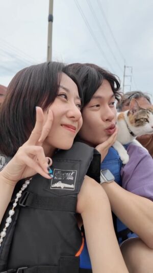 Vincy Chan Instagram - 同閨蜜去旅行你地鐘意好有plan迫爆schedule定係隨性即興？

我就比較隨性即興d，最多都係前一晚諗定🫢

話說如果你地想去哩度坐貓貓船 #SiYaekHuatakheCafeandGuesthouse 真係最好預先book定🤣因為我地真係即興去博一搏，好好彩有位。唔係嘅話只能坐喺Cafe遠處觀望la😁❤️
 
#kayakwithcats #bangkok