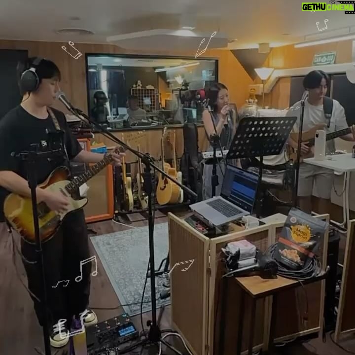 Vincy Chan - 1.2K Likes - 今次真係好難忘,去左Pandora band房打躉咗兩日😊
好記得on show前大家時間都比較緊迫
經過一番WhatsApp嘅討論之後
Tony話其實如果你有時間可以過嚟夾吓喎
我就話好啊就今晚la😂
於是就通頂去咗佢哋嘅band房夾歌,度和音,分段。
夾到凌晨兩點幾我話我開始肚餓,不如食啲甜品休息一下先🫢
跟住就同被迫夜麻麻食甜品嘅Tony傾下偈la
我話今次真係第一次,我係chill club on show前同合作單位喺Band 房Rehearsal一次
我覺得好好啊,大家可以熟練啲又可以默契好啲,好開心佢哋唔吝嗇自己嘅時間同埋心機一齊做好佢。
然后Tony講咗句說話really touches me
佢話:我個心態係加多1分就多1分
So true !!!!
有時自己做嘢都好chur好想盡能力做好佢,但係有時都會擔心人哋覺得太認真啦🫢
所以我聽到呢句說話真係覺得u know me man🙌🏻 😂😂😂
仲有多謝Joey哥 @gtr_joey_tang 改編嘅登陸我的潘朵拉,好鍾意🤍!
Happy Collab @pandorahk_official
你哋咁好玩又好笑又gum叻點得㗎?
係咪可以多啲過嚟食甜品玩下音樂呢🤣
Hair @myos_zivyeung
Make up @melodychiumakeup
Outfit @diesel