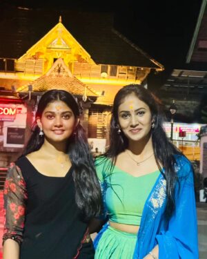 Vindhuja Vikraman Instagram - Happy 1st Atham❤️to all dear keralites 🤗🫶
#onam #festival #keraladiaries
..
.
.

.
#onam
#festival #vibes #padmanabhaswamytemple #kerala #keralatourism #friends #temple #travel #love #traditional #vindhujavikraman #maheshwarivaddi #mahi #mahe #actors #tv #artist #bff #travelgoals