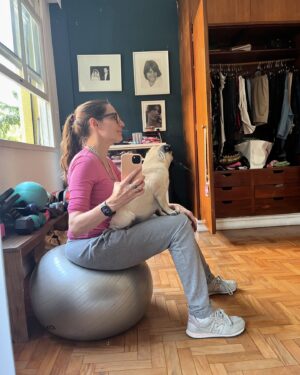 Virginia Cavendish Instagram - Eu e minha piabinha, q tá no cio. 
🌷🌷🌷🌷🌷
Bom sábado 

#sabadou 
#pug 
#amor
#virginiacavendish