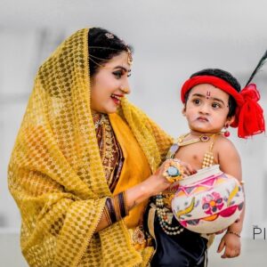 Vishnu Priya Instagram - శ్రీ కృష్ణాష్టమి శుభాకాంక్షలు 💐 🦚 
.
.
.
#throwbackpictures #krishnashtami #mother #son #blessed #thankyou #photoshoot #photographer #photogram #photographers #instagram #instalove #instadaily #instamood #instafashion #thankyou❤️ #loveyouall