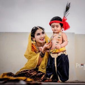 Vishnu Priya Instagram - శ్రీ కృష్ణాష్టమి శుభాకాంక్షలు 💐 🦚 
.
.
.
#throwbackpictures #krishnashtami #mother #son #blessed #thankyou #photoshoot #photographer #photogram #photographers #instagram #instalove #instadaily #instamood #instafashion #thankyou❤️ #loveyouall