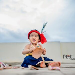Vishnu Priya Instagram - శ్రీ కృష్ణాష్టమి శుభాకాంక్షలు 💐 🦚 
.
.
.
#throwbackpictures #krishnashtami #mother #son #blessed #thankyou #photoshoot #photographer #photogram #photographers #instagram #instalove #instadaily #instamood #instafashion #thankyou❤️ #loveyouall