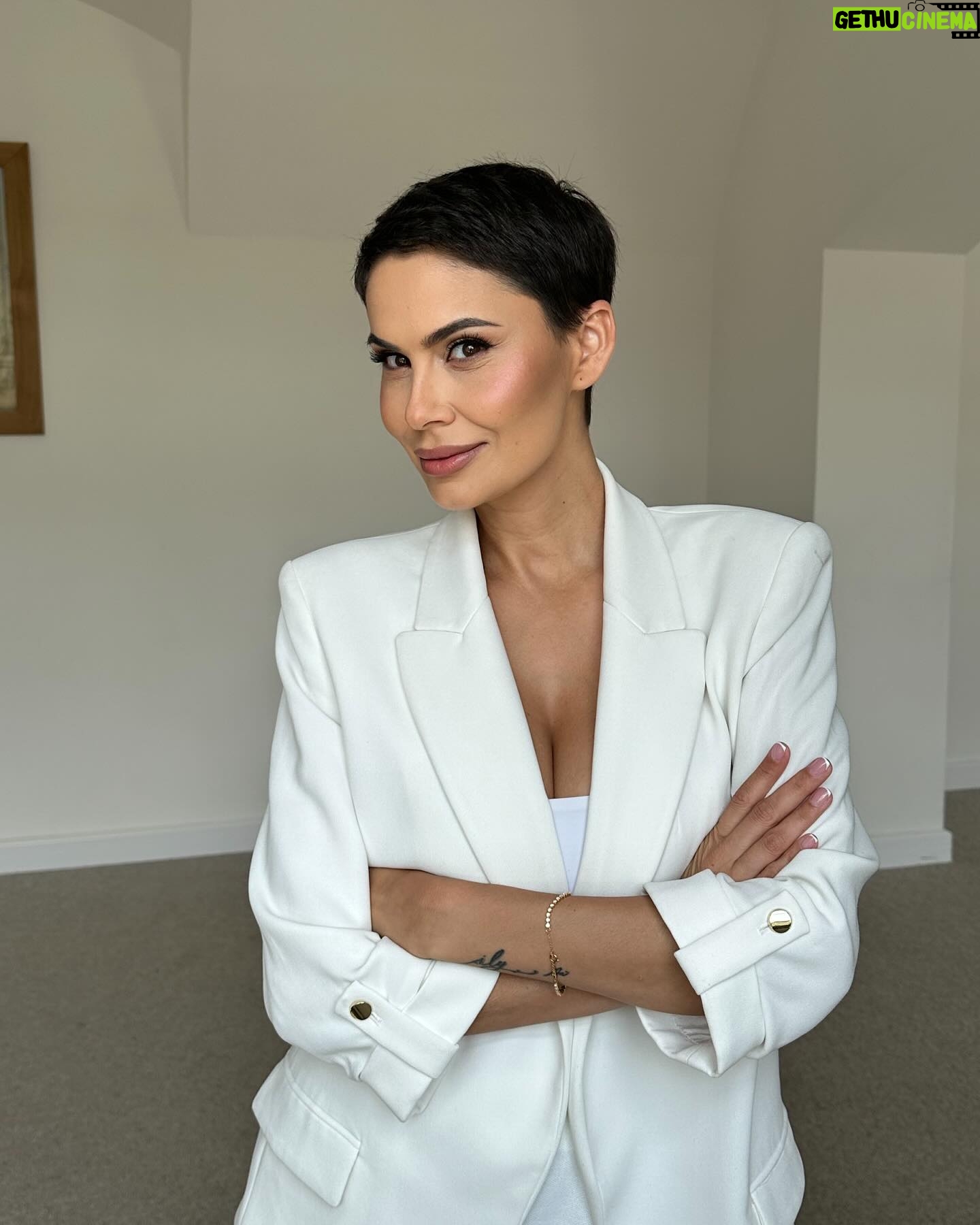 Vladimíra Erbová - 675 Likes - …žena, která říká: nejsem na tebe naštvaná …. Je to stejné, když řekne zubař: nebojte, nebude to bolet …. 😂 krásný den přeji….. @alinavagner.mua #milujuvtipy #🖤