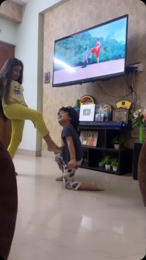 Vriddhi Vishal Instagram - Chuttamale 😀🕺❤️
#funtime #vriddhivishal #brosis