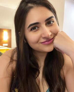 Vyoma Nandi Instagram - Bas koi mujhpe shayari kehde 💭❣️