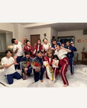 Wakana Matsumoto Instagram - 西園寺さんは家事をしない
全11話の放送が終わりました。

あの世界観の中で私が西園寺さんとして生きれたのはスタッフ、キャスト、原作者のひうら先生、ご視聴いただいたみなさんにいつも背中を押していただいていたからです。
その力をお借りして走り抜ぬいた３ヶ月間、みなさんと共に過ごしたかけがえのない時間は私の俳優人生の中でも色濃く残る日々となりました。

"名前なんていらない新しい形の3人"
西園寺さんも楠見くんもルカちゃんもそれでいいんです。
それがいいんです。

家族ってなに？
幸せってなに？
普通とはなに？

既存の形にとらわれず様々な異なる背景や考えを持つ人たちが、お互いを尊重し合い新たな視点や価値感を受け入れる寛容さが大切なのだと西園寺さんが教えてくれました。

私の大好きな西園寺さん、みなさんの心に少しでも何かを残せたのならそれほど嬉しいことはありません。

一緒に全11話を迎えてくださった全ての方々へ心から感謝の気持ちをお伝えさせてください。
本当にありがとうございました。

それでは、気負い過ぎずバババっといきましょうー！！！