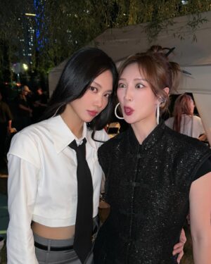 Wang Feifei Instagram - 在这个美好的落日之后.
随机掉落一只东方🐦鸽 和九月的 老余
小花只有随机的机场偶遇了 .