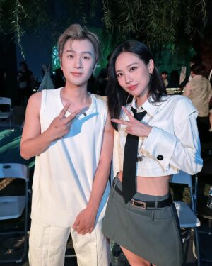 Wang Feifei Instagram - 在这个美好的落日之后.
随机掉落一只东方🐦鸽 和九月的 老余
小花只有随机的机场偶遇了 .