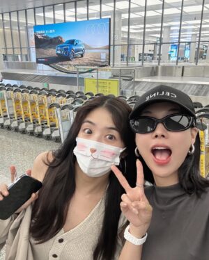 Wang Feifei Instagram - 在这个美好的落日之后.
随机掉落一只东方🐦鸽 和九月的 老余
小花只有随机的机场偶遇了 .
