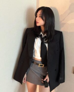 Wang Feifei Instagram - 在这个美好的落日之后.
随机掉落一只东方🐦鸽 和九月的 老余
小花只有随机的机场偶遇了 .