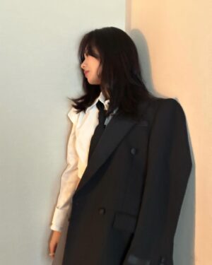 Wang Feifei Instagram - 在这个美好的落日之后.
随机掉落一只东方🐦鸽 和九月的 老余
小花只有随机的机场偶遇了 .
