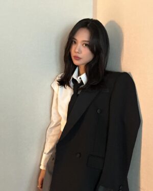 Wang Feifei Instagram - 在这个美好的落日之后.
随机掉落一只东方🐦鸽 和九月的 老余
小花只有随机的机场偶遇了 .