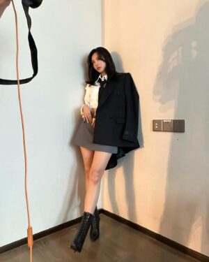 Wang Feifei Instagram - 在这个美好的落日之后.
随机掉落一只东方🐦鸽 和九月的 老余
小花只有随机的机场偶遇了 .