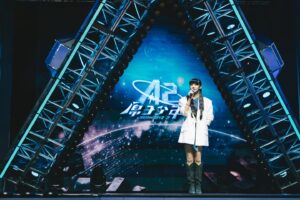 Wenny Lin Instagram - 有人跟我一樣看完前導片泛淚的嗎？

2年前《原子少年1》重啟了偶像的新時代，至今他們仍守著自己喜歡的事，持續成為照亮某個人的光，當時的最後一首歌《朝著遠得要命的星球起飛》把我們帶到了太陽系之外,於是我們找到了六顆全新的星球！

《原子少年2》正式啟航！
剛剛準時看完首播了，選秀節目真的讓人熱血沸騰❤️‍🔥
你找到自己的pick了嗎？歡迎留言跟我分享✨

謝謝本集的流星導師 @lulin168 ！
身為桃園大溪區福安里小A-Lin（ㄟ真的偏小）
能和你一起工作真的很開心啦齁呦😎 

📍8/24起 每週六 晚間八點｜TVBS歡樂台、TVBS精采台首播、LINE TV 首播
📍8/24起 每週六 晚間十點｜愛奇藝、中華電信MOD、中華電信 hami video、LINE TV上架
📍8/30起 每週五 晚間十點｜中視
📍8/31起 每週六 晚間六點｜原子少年官方Youtube 頻道上架

Hair |  @eileen_evolrich
Makeup |  @harper_evolrich
Stylist |  @larastyling
Outfits |  @atelieryscm
Shoes |  @majeparis
Jewelry |  @Swarovski#SwarovskiTW