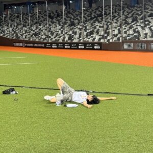 Wenny Lin Instagram - 謝謝 @tsg_hawks 帶我解鎖大巨蛋主持⚾️ 

好久沒齊聚一堂的人們，原來的少年還是一如既往的整齊，後台也是一樣的吵吵鬧鬧～真是懷念呢！

原2的主題曲也在剛剛上線在yt了！！！大家趕快去看！