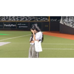 Wenny Lin Instagram - 謝謝 @tsg_hawks 帶我解鎖大巨蛋主持⚾️ 

好久沒齊聚一堂的人們，原來的少年還是一如既往的整齊，後台也是一樣的吵吵鬧鬧～真是懷念呢！

原2的主題曲也在剛剛上線在yt了！！！大家趕快去看！