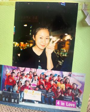 Windie Chang Instagram - 23年前出道，彰化的家往返台北已經好多年，記得當時來台北開始就讀大學是住宿舍，還有住過不同的地方，我算是默默念舊的人🫢也默默的把20幾年前粉絲送的手作卡片一直帶在身旁，盡我最大的能力好好收藏著❤️

去年回歸歌手後，有很多人重新認識我，雖然公開的演唱活比較少，但還是都前來支持我❤️看著以前大家一起前來支持我們的團體照，好懷念也很感謝

手作卡片小男孩叫小致，現在應該長成帥氣的大男孩了吧😎也希望照片的大家都一切健康平安，也再次謝謝你們的支持🤗

#4inlove