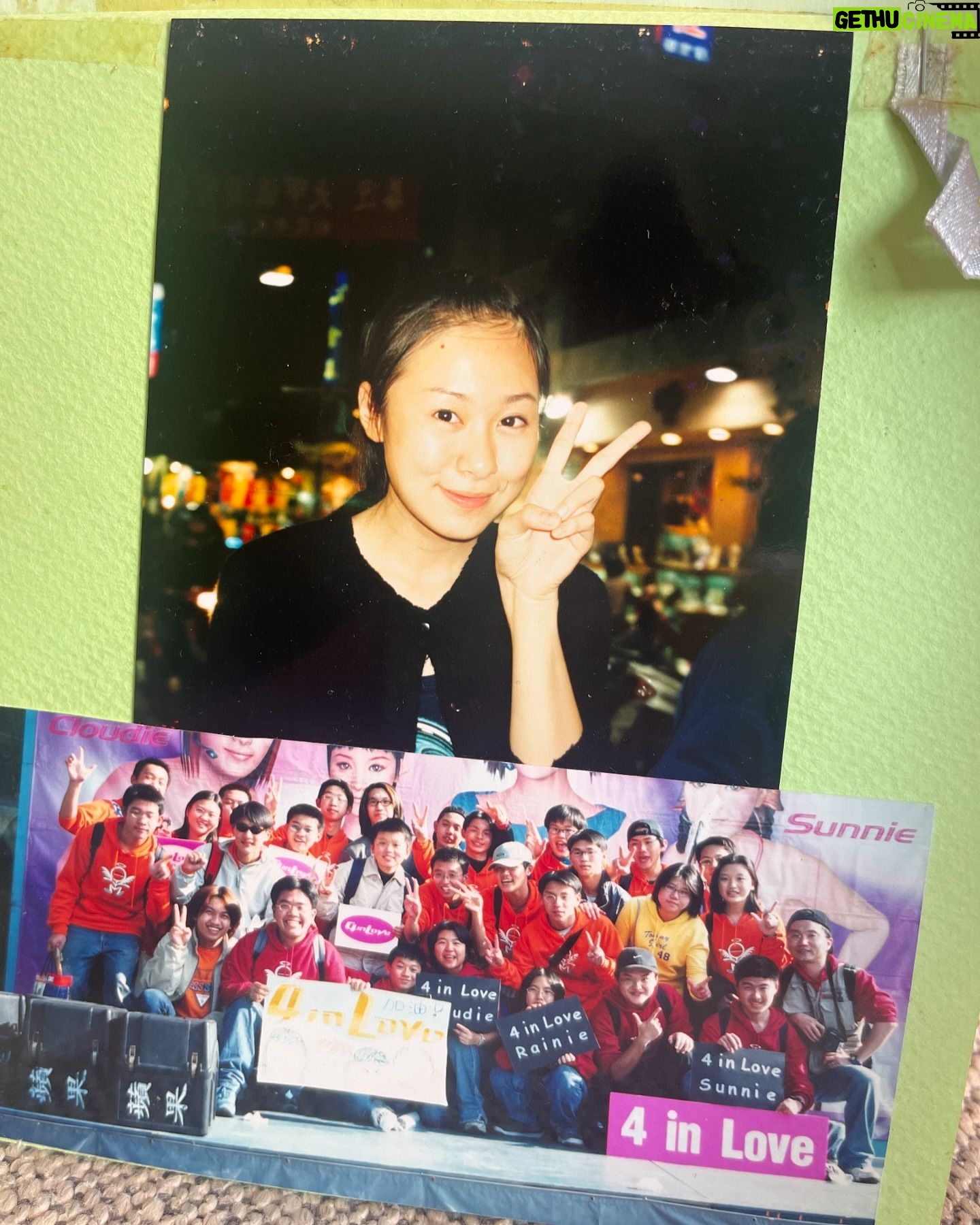 Windie Chang - 1.6K Likes - 23年前出道,彰化的家往返台北已經好多年,記得當時來台北開始就讀大學是住宿舍,還有住過不同的地方,我算是默默念舊的人🫢也默默的把20幾年前粉絲送的手作卡片一直帶在身旁,盡我最大的能力好好收藏著❤️
去年回歸歌手後,有很多人重新認識我,雖然公開的演唱活比較少,但還是都前來支持我❤️看著以前大家一起前來支持我們的團體照,好懷念也很感謝
手作卡片小男孩叫小致,現在應該長成帥氣的大男孩了吧😎也希望照片的大家都一切健康平安,也再次謝謝你們的支持🤗
#4inlove